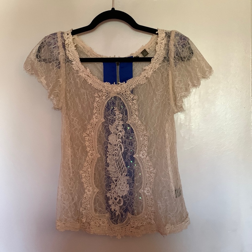 Gorgeous lace sheer blouse, zip closure, blue details on back and cap sleeve